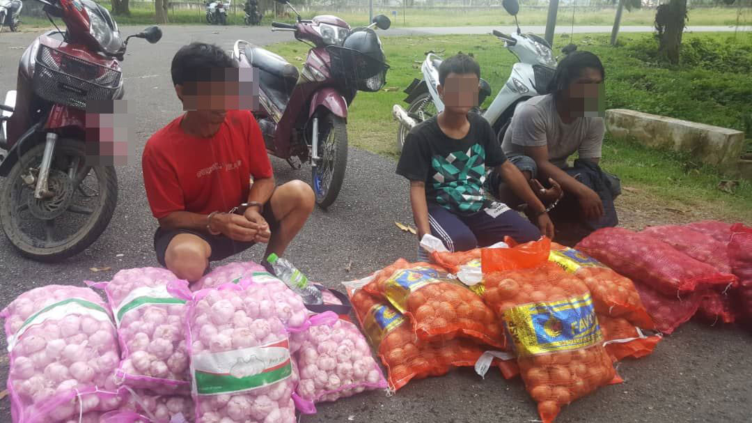 3名泰国男子载着蒜头洋葱等物品，准备走私去泰国时被逮正。（照由警方提供）