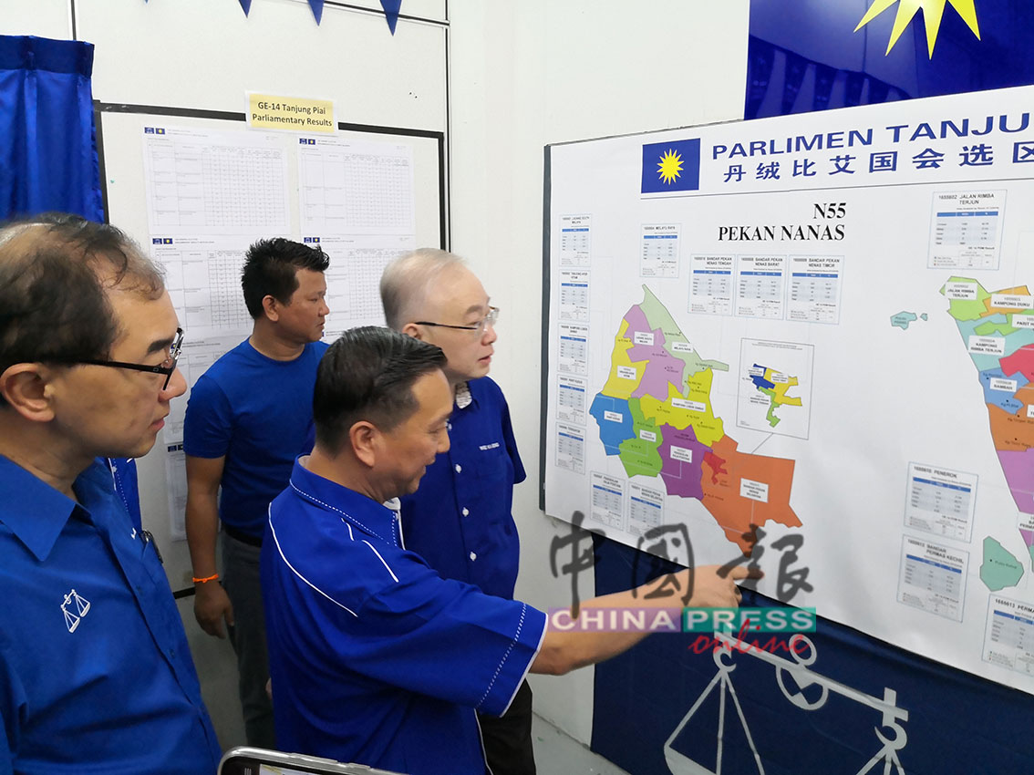 马汉顺（前排左起）、黄日昇陪同魏家祥巡视行动室，查看丹绒比艾选区范围。