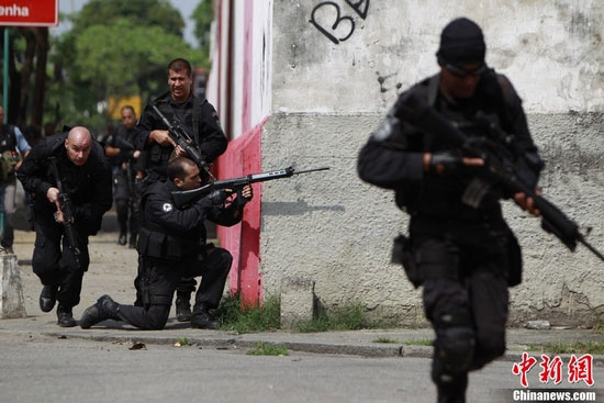 巴西警察在街頭與毒販交火。（資料圖）