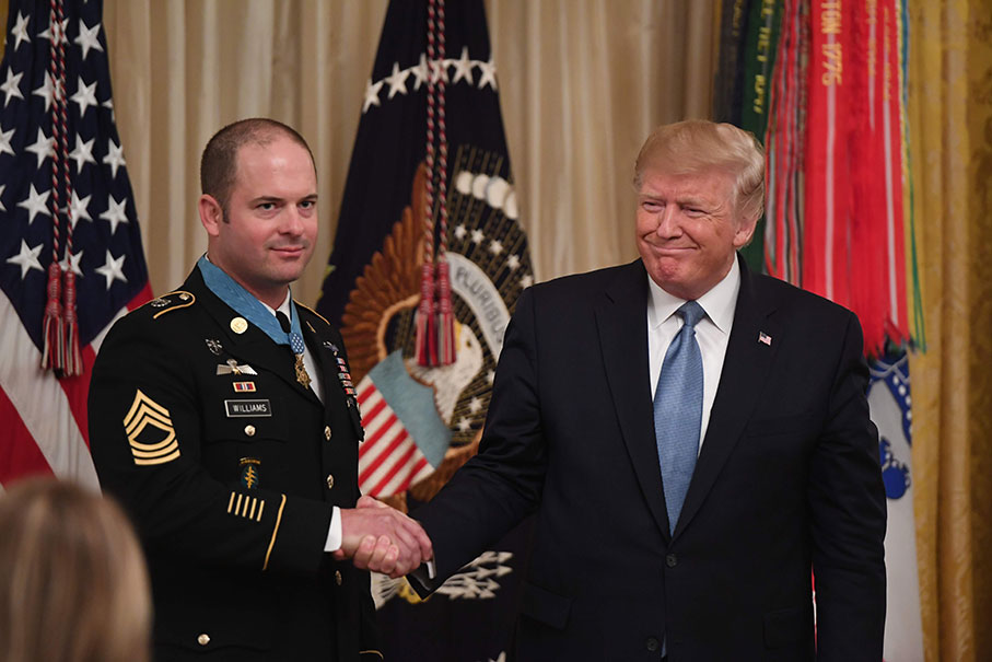 特朗普周三在白宫颁发荣誉勋章给美国陆军士官威廉斯，表扬他在阿富汗服役期间的英勇事迹。（法新社）