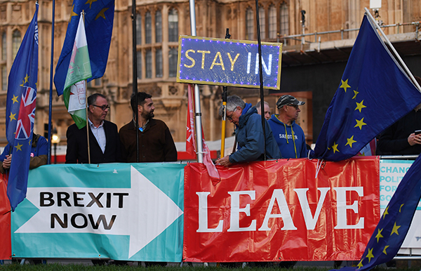 在英国下议院开会表决《脱欧协议法案》及程序动议期间，场外脱欧和留欧的支持者也在国会外叫阵。