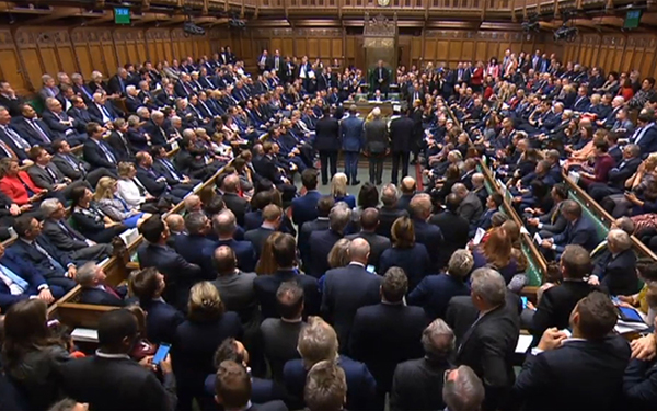 国会议员在宣布投票结果之际，挤满整个下议院。