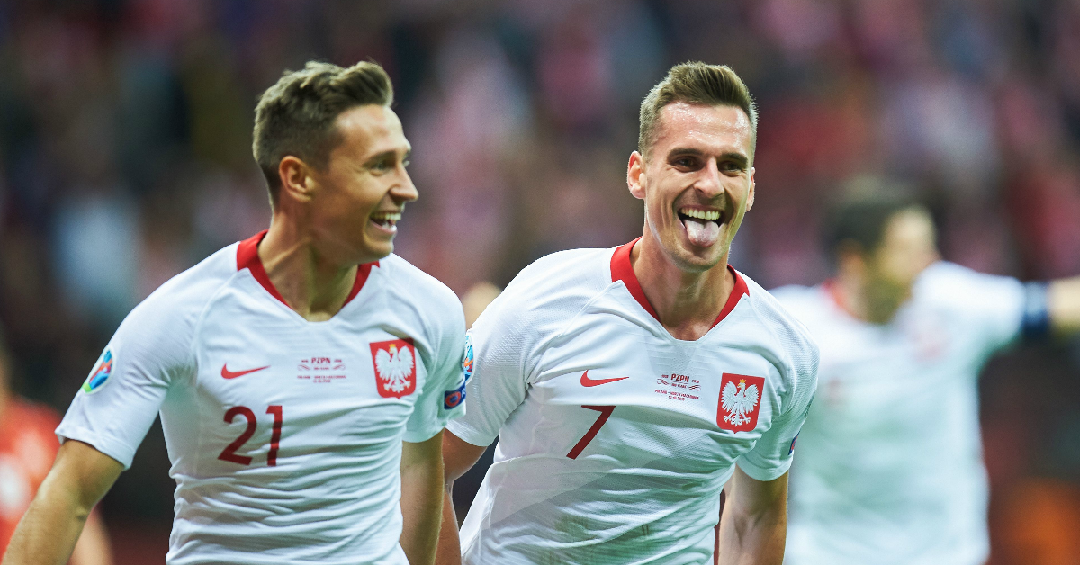 波兰2名进球功臣弗朗科斯基（左）和米利克一起庆祝胜利。（法新社）
