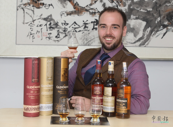 Brown Forman亚洲品牌大使Stuart Fear说得一口流利华语，经常在台湾各种品酒会与大众分享威士忌的文化事迹。
