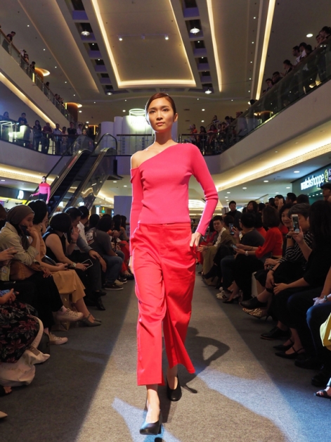 充满活力的红色和粉红色调也融入当季服饰中，在单色调的穿着之间添加一抹色彩。