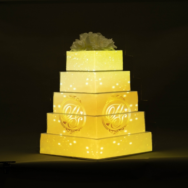“Projection Mapping Cake” (光雕投影蛋糕) ，适用于多层蛋糕的光雕投影技术，无疑是将蛋糕变成梦幻又吸睛的好方法。这项技术让蛋糕变成既独特又富现代感的艺术品，客人可按个人风格，自行制定动画图形和文字设计。