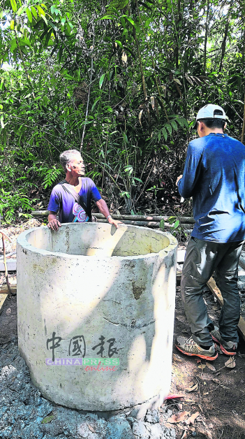 “快乐水源计划”根据不同环境与需求，在我国偏僻村落建设了不少水井和储水槽。