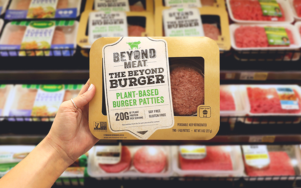 Beyond Meat的未来汉堡（Beyond Burger），味道、质感和外观，与真正的牛肉汉堡无异。