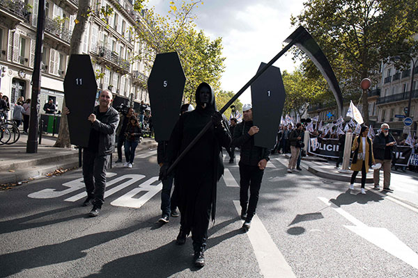 法国警察抗议待遇太差，周三举着用纸板做的“黑棺材”，走上巴黎街头抗议。图:法新社