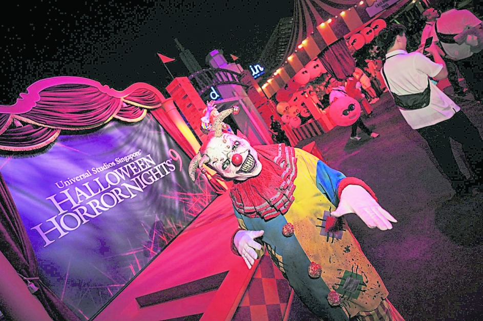 尽管笑脸迎人，但场内小丑的装扮就是额外恐怖。