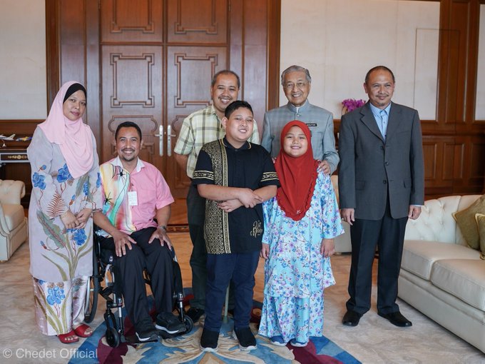 首相敦马哈迪接见于2019年3月，在纽西兰基督城清真寺枪击案发生时，2名遭枪伤的大马人纳兹里（后右3）和拉希米（坐轮椅），以及他们的家属。  （图自首相推特）
