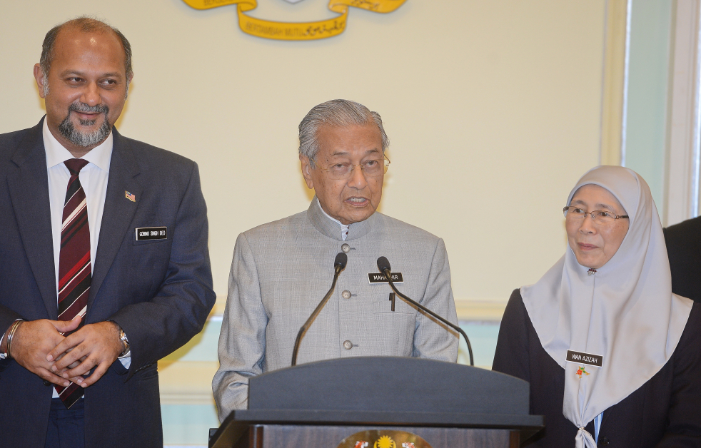 马哈迪（中）宣布有关数码经济发展的新措施。左及右是哥宾星与旺阿兹莎。