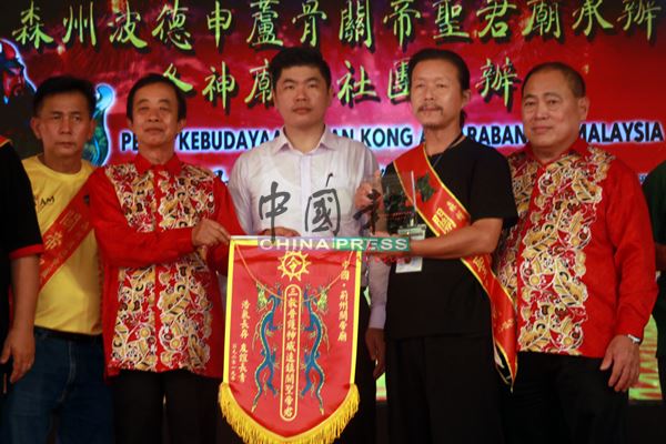 中国湖北荆州关帝庙所长杨祖国（右2）移交纪念品给张亚利（左2），左起为杨怡祥、朱建华及石全发。