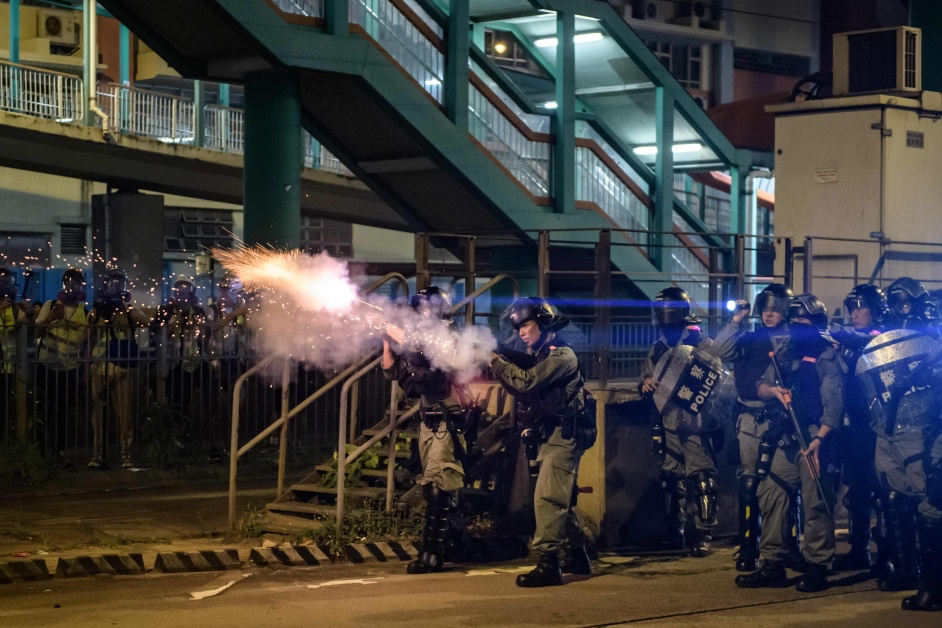 示威者围堵元朗主要道路抗争，遭防暴警察发射催泪弹驱散。（法新社）