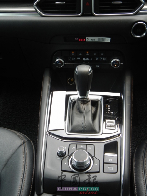 排挡杆下方有多组按键，包括Mazda Connect Infotainment System旋钮。