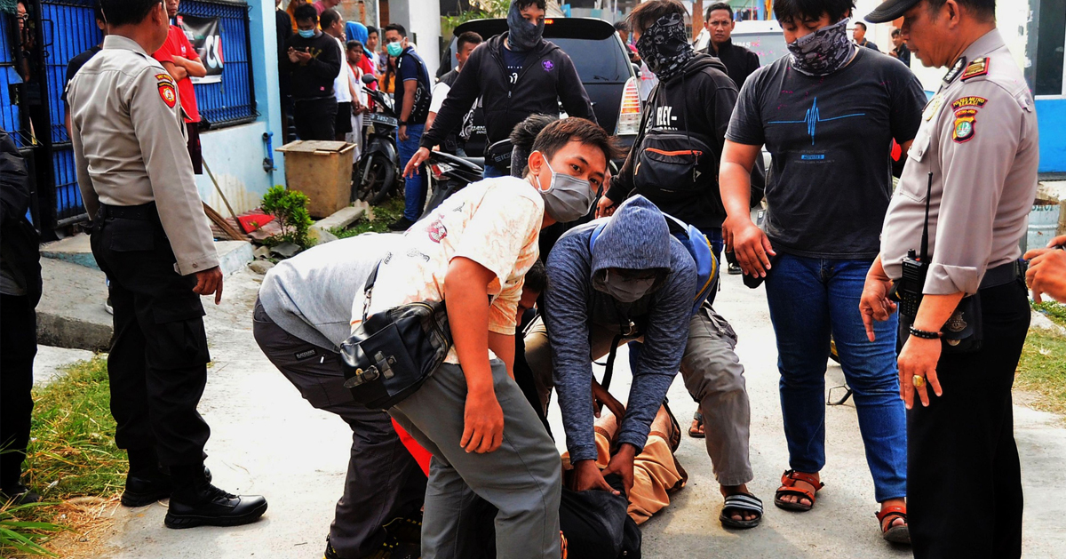 印尼反恐警察部队周日在西爪哇井里汶逮捕一名激进分子（倒地者），并发现极端组织所使用的高能炸药含有剧毒。（法新社）