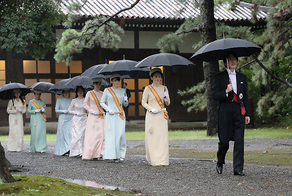 秋篠宫文仁亲王一家撑伞参加仪式。