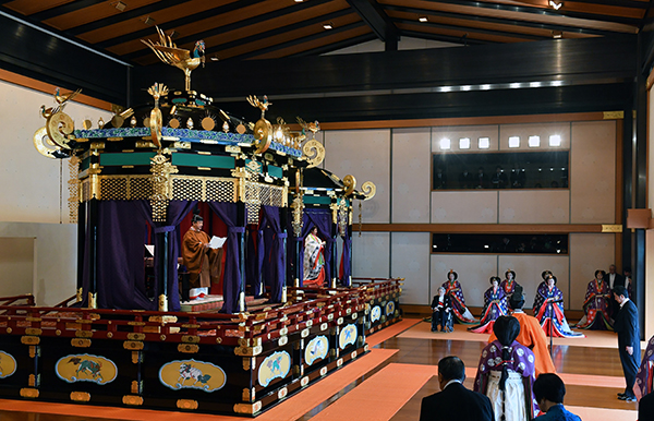 日本天皇德仁在“高御座”上发表即位致词。