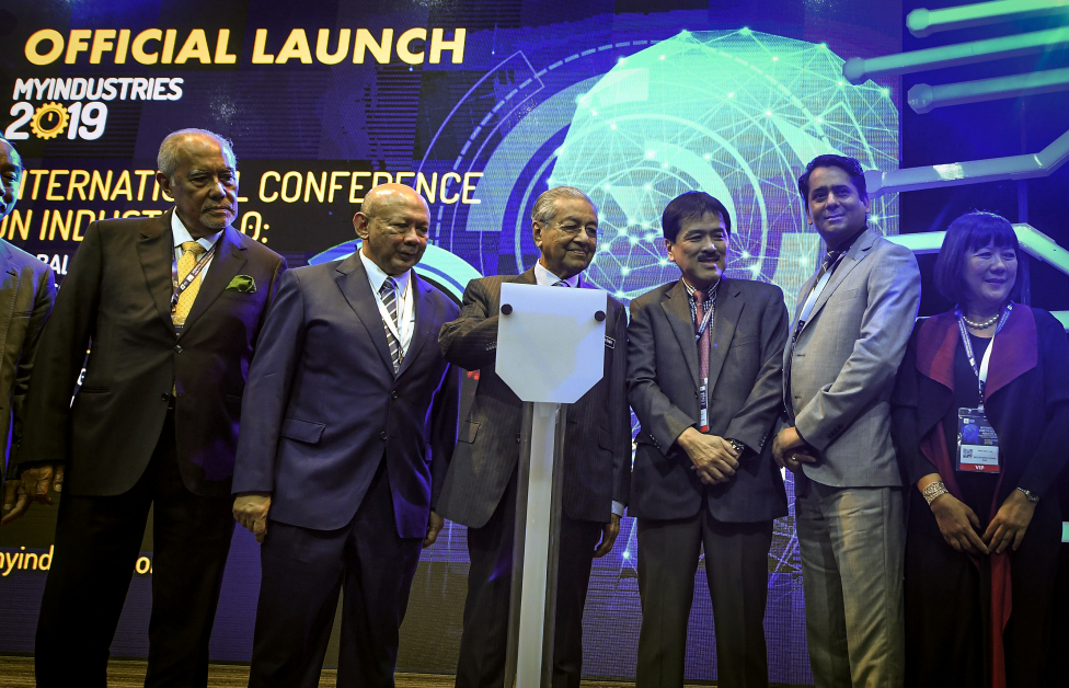 马哈迪（左3）为“工业4.0全球科技企业和生产改革”国际大会开幕，左起为梅格纳兹慕丁、赛安华、许志国、扎迪和丘美兰。