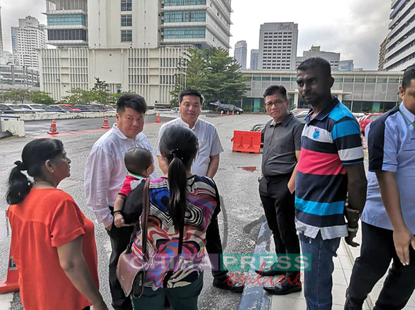 杨胜利（左起）、郑国球、诺依占到吉隆坡警察总部欲探访沙米纳登。