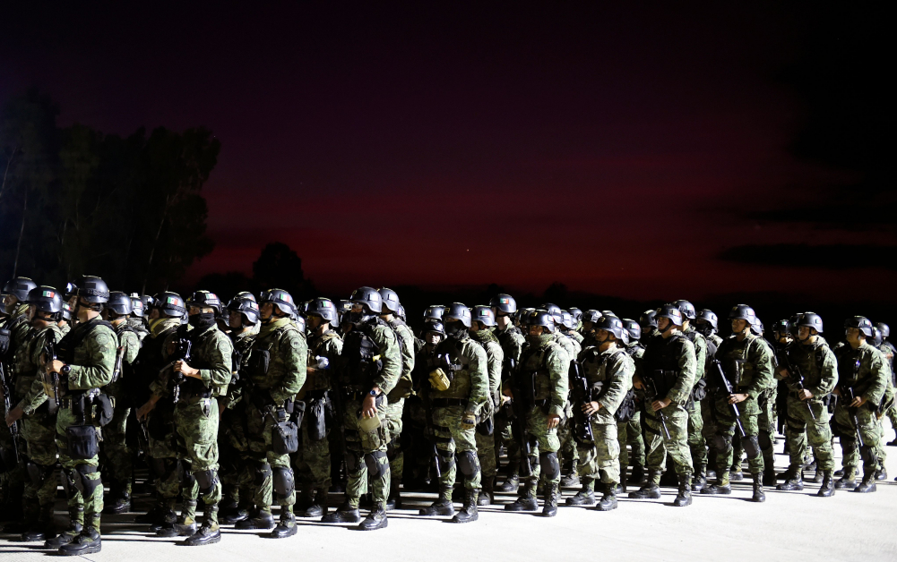 墨西哥军队周五晚飞抵库利亚坎市。（法新社）