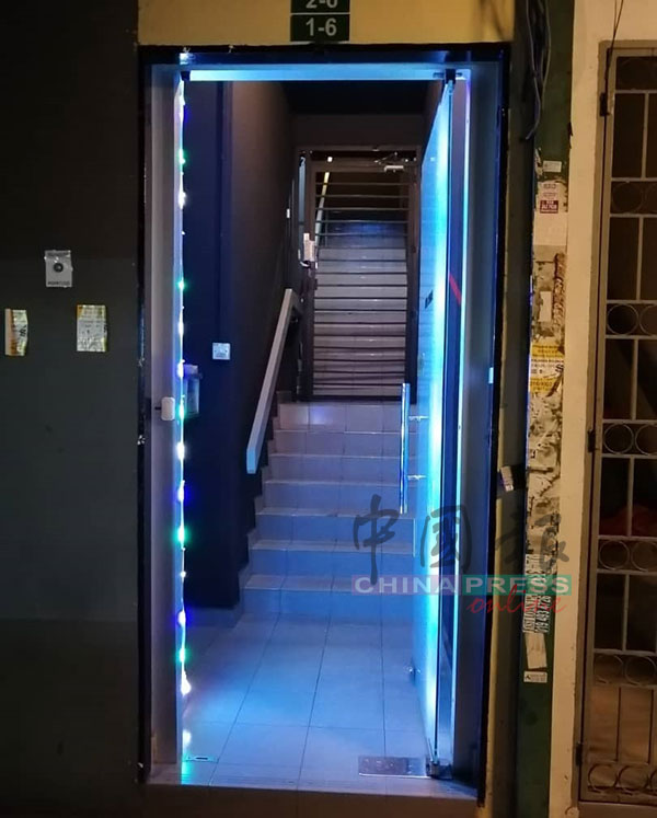 “淫窟”设立于2至6楼的店面，门口装有荧光灯指引嫖客上楼寻芳。