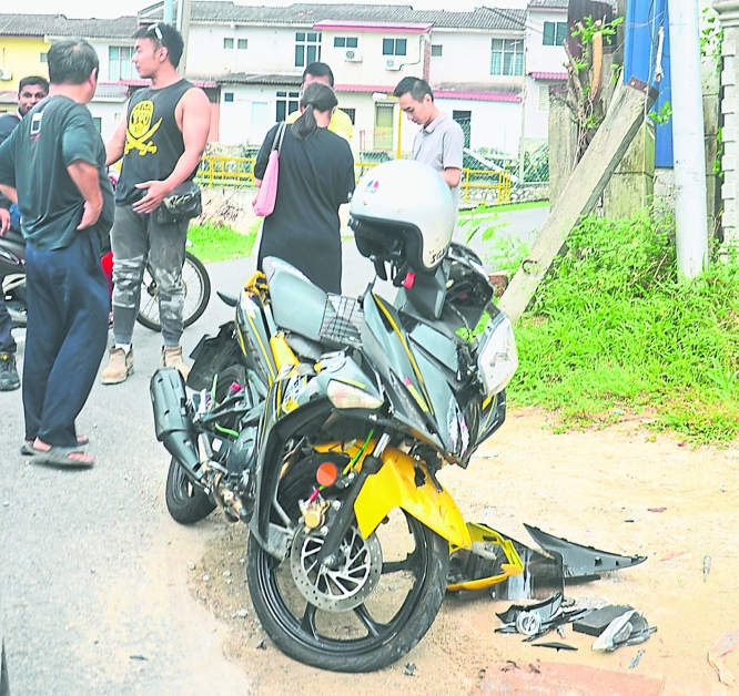 涉祸摩哆车头严重毁损，马来青年手臂骨折，头额损伤。