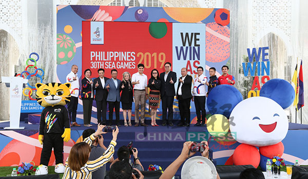 仪式完成后一众主要嘉宾合照时，大会也安排上届吉隆坡东运会吉祥物“里茂”（左）与菲律宾东运会吉祥物“巴米”现身，完成另一种交替的使命。