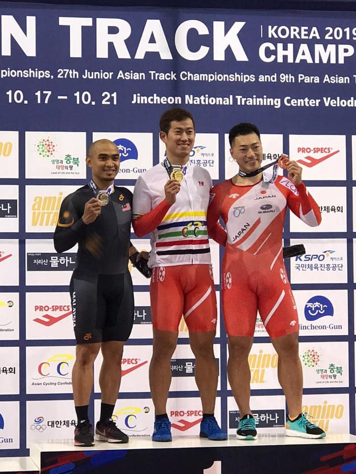 阿兹祖哈斯尼（左起）在亚洲杯场地脚车赛的麒麟赛项目收获银牌；日本骑士胁本雄太及新田佑大分获金牌及铜牌。（摘自大马MSN官方面子书）