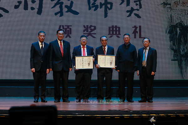王仕发（左3起）及王谦怡领奖后，与嘉宾合照。左起为陈辰、王超群、李金友及陈清顺。