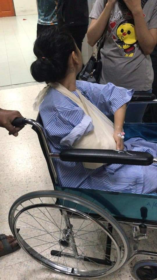 被伤及右手的诺莎基拉被送往淡马鲁医院。