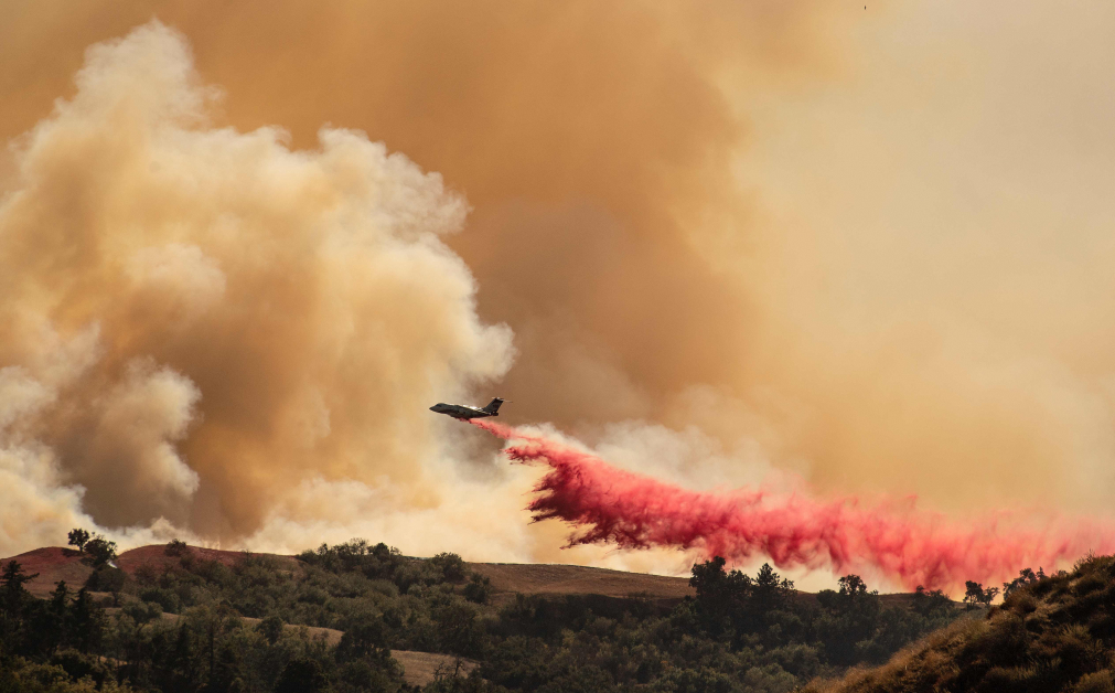 消防局出动飞机从加州纽霍高空灭火。