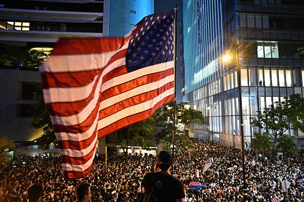 香港市民周一晚齐集遮打花园参加“香港人权民主法案集气大会”。在大会期间，有市民挥舞美国国旗。