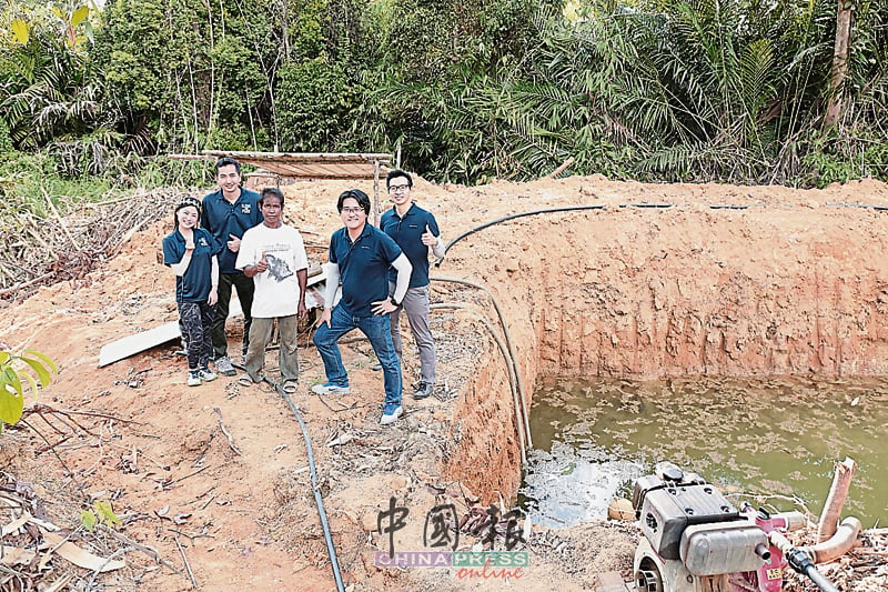郑泰升（右）与Coway马来西亚董事经理崔起龙（右二）及职员前往村落实地视察情况，以拟定符合村民需求的滤水方案。