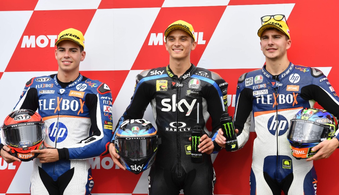 马利尼（中）、费南德兹（左）及巴尔达萨利在Moto 2级别排位赛踞三甲，威胁亚历士马奎斯夺取世界冠军，不让胞兄马克专美的机会。
