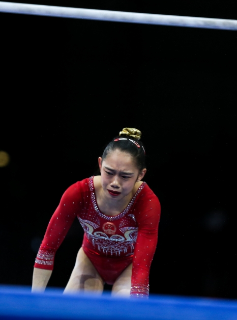 中国世界冠军刘婷婷在高低杠出现掉杠的严重失误。（新华社）