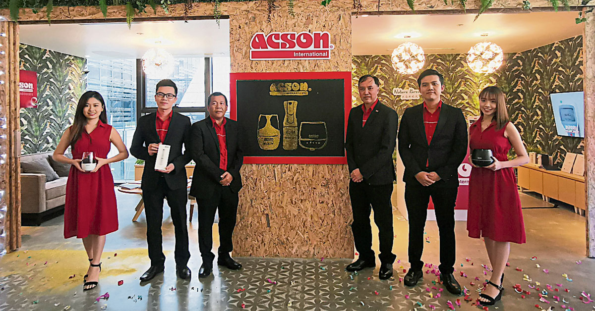李泉益（左2起）、罗斯礼、叶健安及陈汉川为ACSON抗VOC喷雾剂及香薰机主持推介，致力提升室内空气品质。