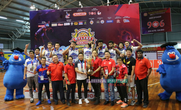菲律宾马尼拉之星领队、球员领取奖杯与奖牌后，与主办单位代表及嘉宾。前排左3起陈江荣、朱国升及吴俊兑（右4）。