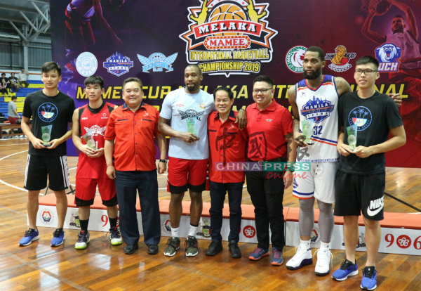 赛会最佳五人与颁奖嘉宾黄多聪（右3起）、朱国升及陈江荣（左3）。