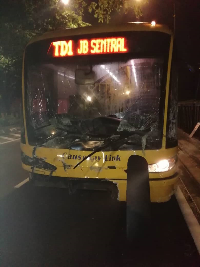涉祸公共巴士车头遭撞毁，严重凹痕。