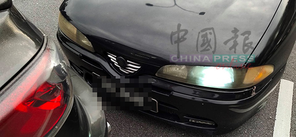 华裔男子独自驾车在等红绿灯时，突遭1辆从后而至的轿车撞及。