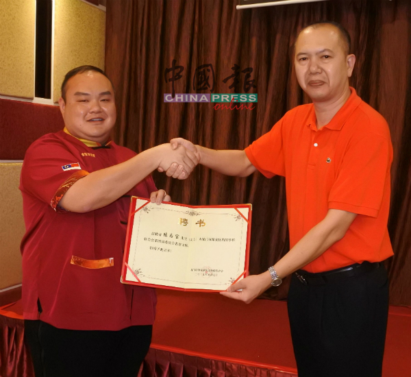 朱延望（右）将厦门市翔安区归国华侨联合会第4届委员会名誉主席聘书，颁给陈为宝。