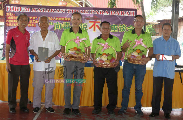 主办当局赠送水果礼篮予主讲人。左起为郑文通、邓东成、林继昌、朱肖生、小康及郑德裕。