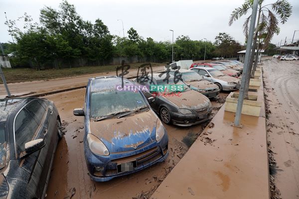 停放在双溪加笃电动火车站的轿车陷水劫，被洪水淹浸，在洪水消退后车身满是泥泞。