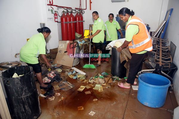 马来亚铁道公司的员工，忙着收拾被洪水淹浸后留下的残局。
