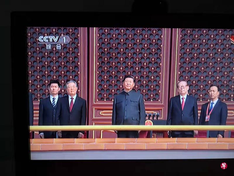 胡锦涛（左）与江泽民（右），分别站在中国国家主席习近平（中）左右两侧参加国庆阅兵仪式。