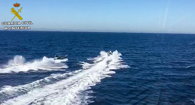 西班牙警方在海上追逐毒品走私者的船只。