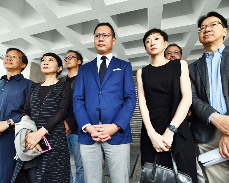 香港立法会法律界功能界别议员郭荣铿（中）与其他23名香港民主派立法会议员6日要求香港法院暂缓执行“禁蒙面法”，让立法会能审议法案。