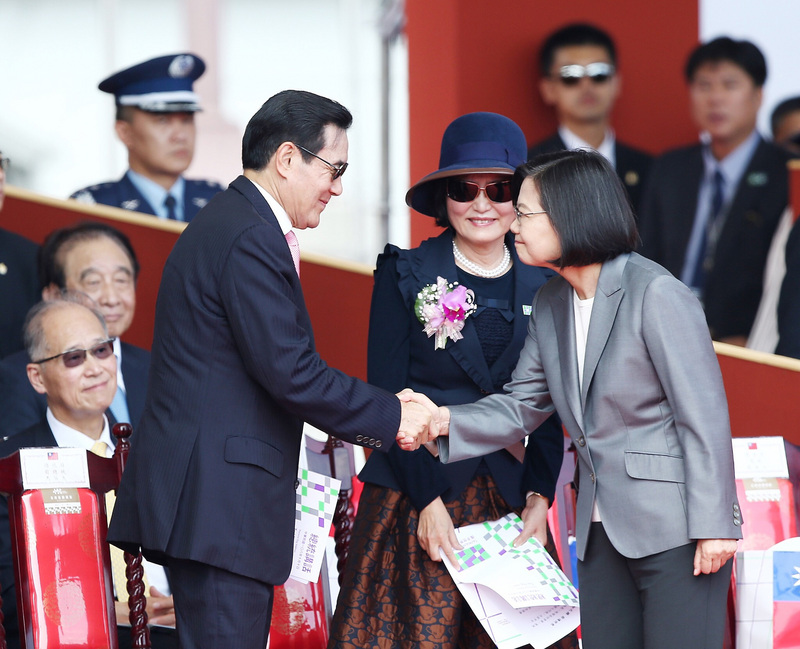 前总统马英九（前左）出席出席双十节庆典大会，与总统蔡英文（前右）握手致意。（中央社）