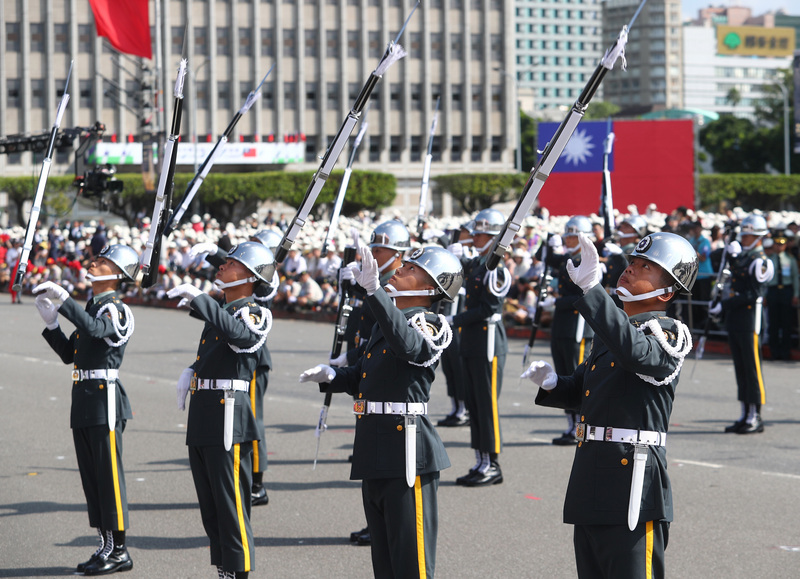 台湾三军仪队花式操枪在双十节庆典演出，展现精湛枪法。（中央社）